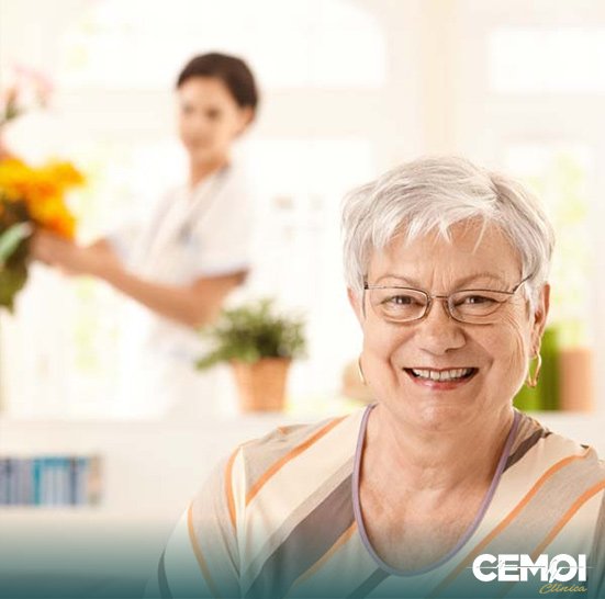 A expressão home care tem origem em duas palavras inglesas. A primeira “home” significa residência ou domicílio. A segunda, “care” remete à assistência, solicitude, atenção ou cuidados. Então, home care pode ser compreendido como assistência domiciliar.